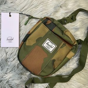🆕 Herschel supply Cruz camo crossbody unisex